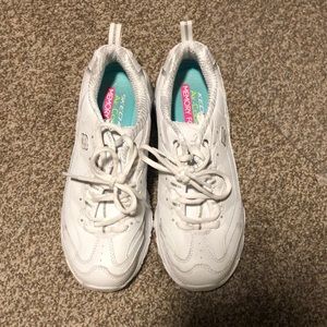 White sketchers tennis shoes. Size W 7.5
